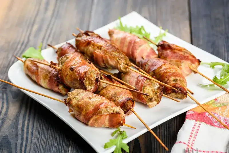 Prosty przepis na szparagi z grilla z boczkiem, które oczarują gości