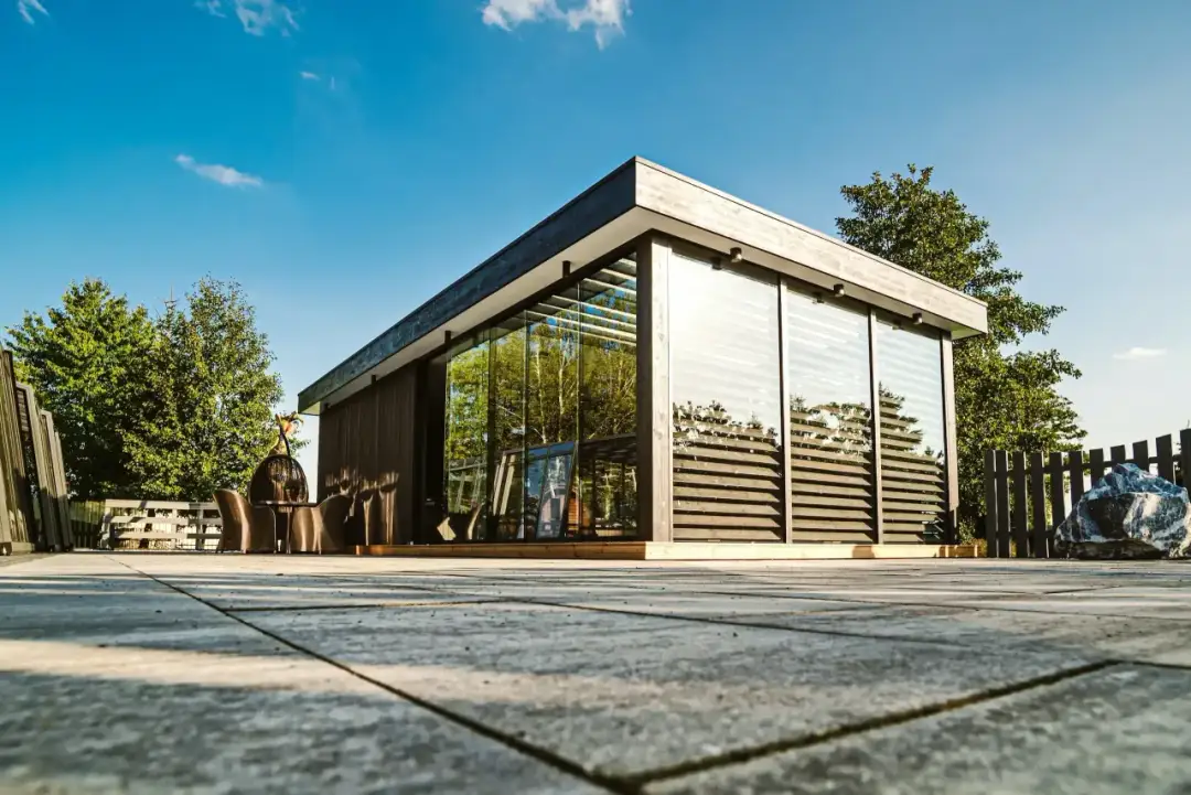 Jak zabezpieczyć altanę przed wiatrem? Skuteczne sposoby i porady