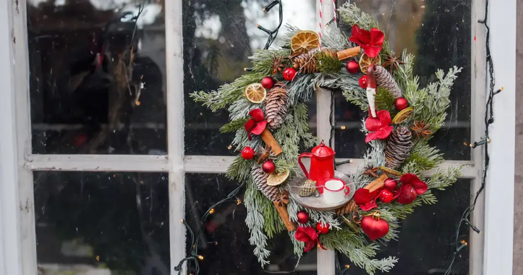 Zimowe wianki na drzwi: jak stworzyć magiczną atmosferę w domu