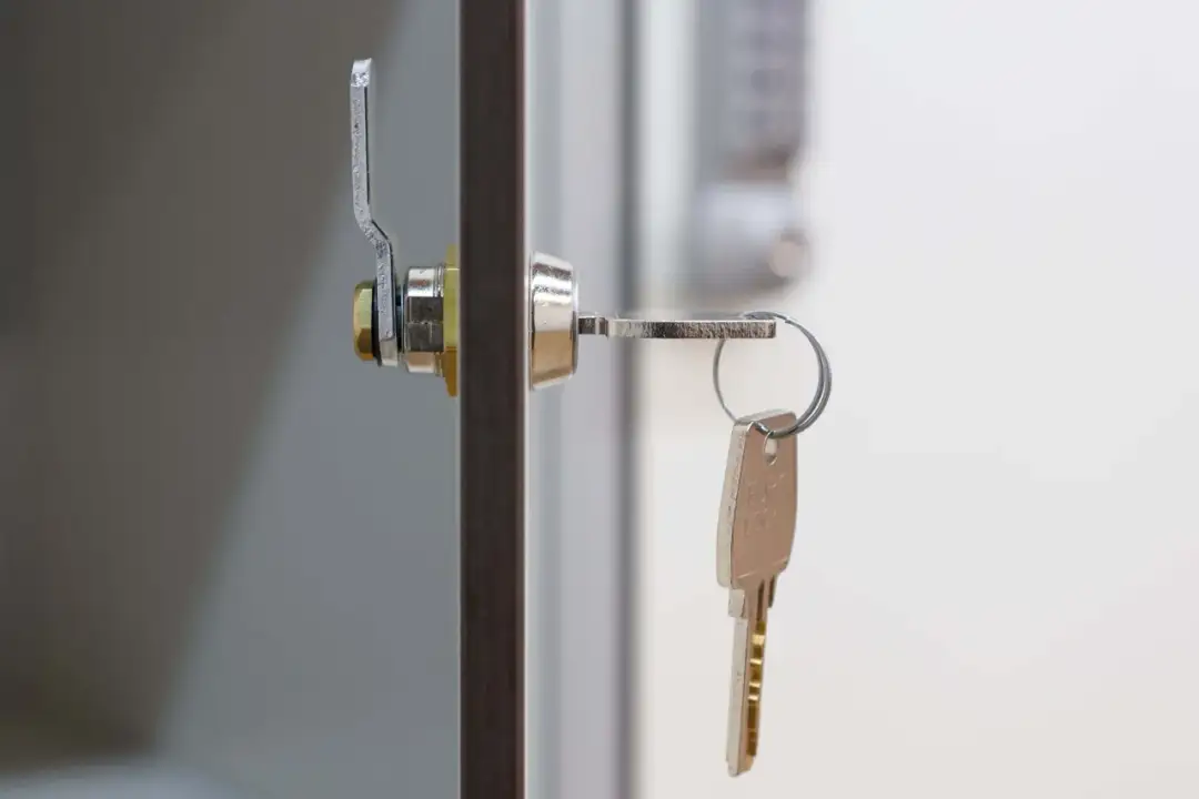 Jak zrobić zamek do szafki – proste kroki, aby uniknąć problemów z montażem