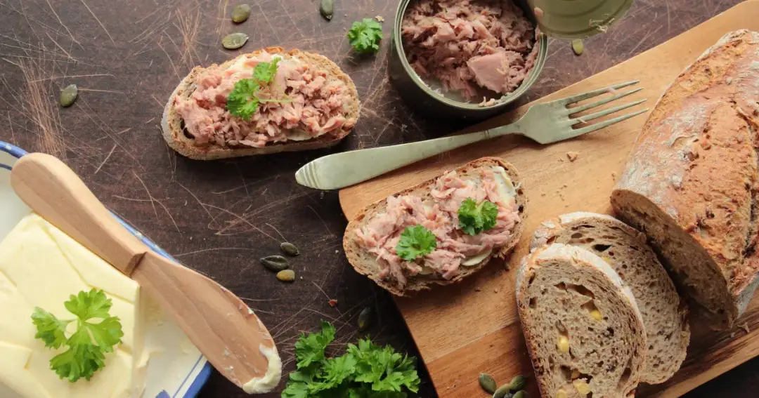 Czy pies może jeść tuńczyka z puszki: poznaj zalety i zagrożenia dla pupila