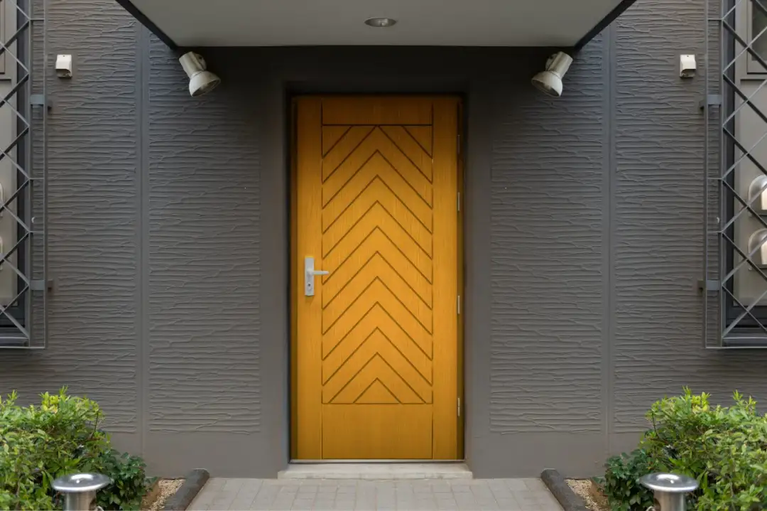 Drewniane wejście do domu: jak wybrać najlepsze drzwi na lata