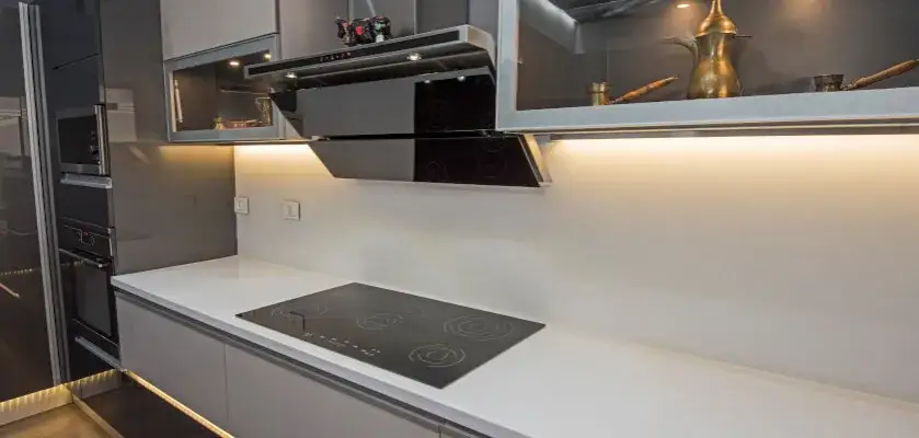 Jak działa okap skośny? Poznaj wszystkie tryby pracy i rodzaje filtrów