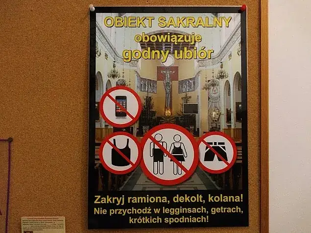 Czy do kościoła można iść w spodniach z dziurami? Sprawdź, co myślą inni