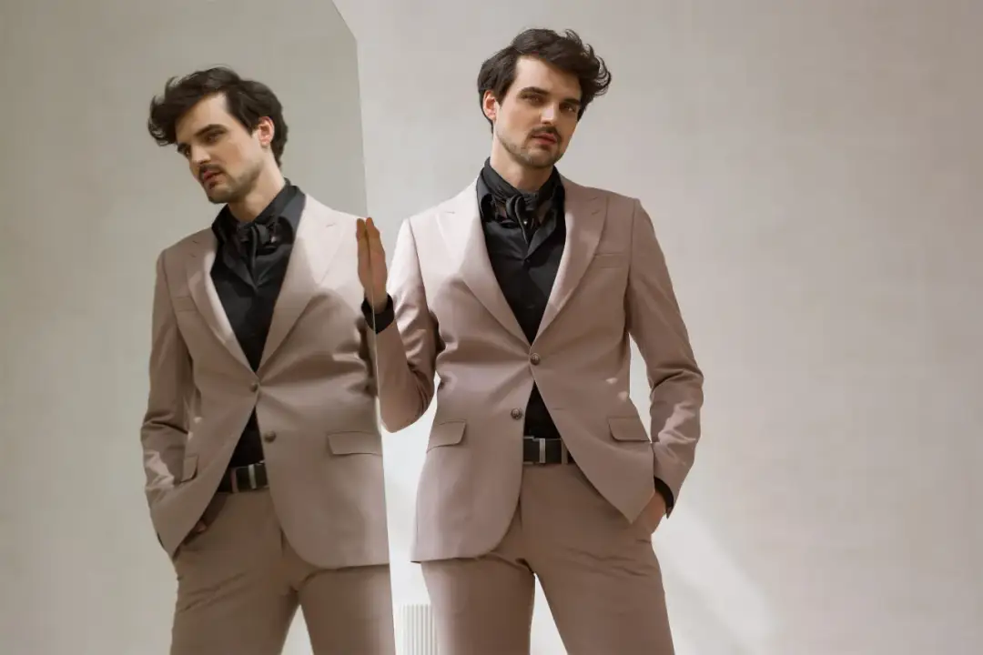 Jak nosić czarną koszulę męską: 8 ponadczasowych stylizacji na 2025