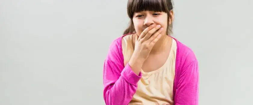 Dziecko wymiotuje żółcią – co robić, aby uniknąć poważnych problemów?