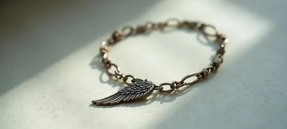 Wisiorek skrzydło znaczenie: odkryj jego głęboką symbolikę i moc