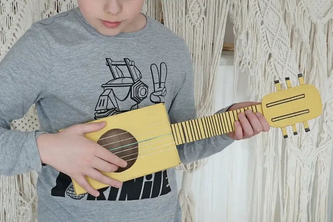 Zrób własne ukulele z kartonu: prosty sposób na domowy instrument
