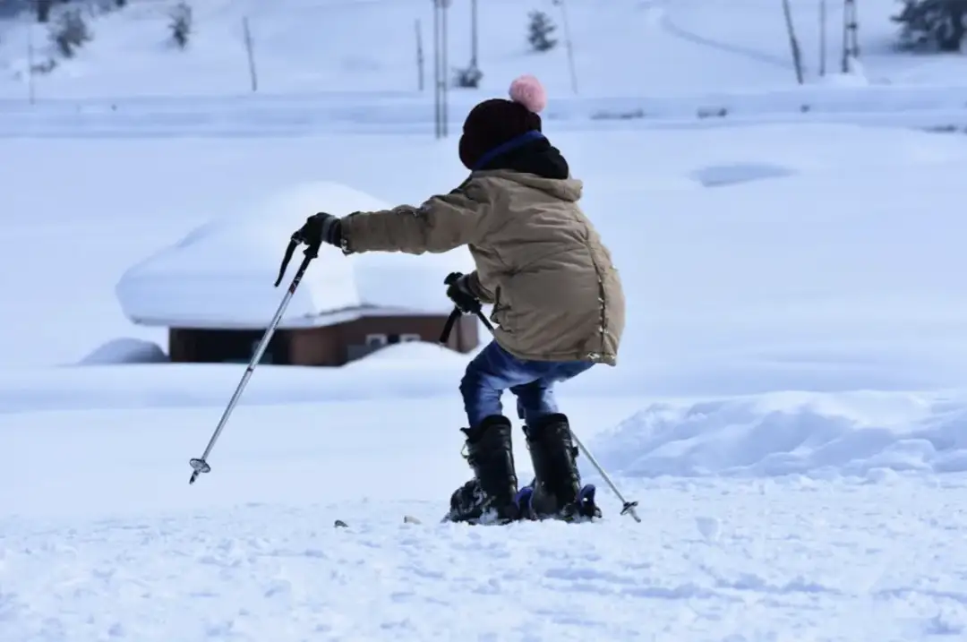 Pierwszy raz na stoku: checklista dla początkującego (sprzęt, rozgrzewka, zasady, typowe błędy)