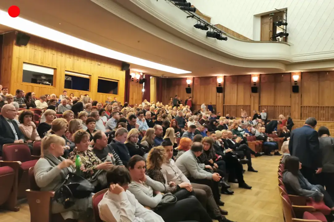 Jak elegancko ubrać się na musical: Inspirujące porady i zasady