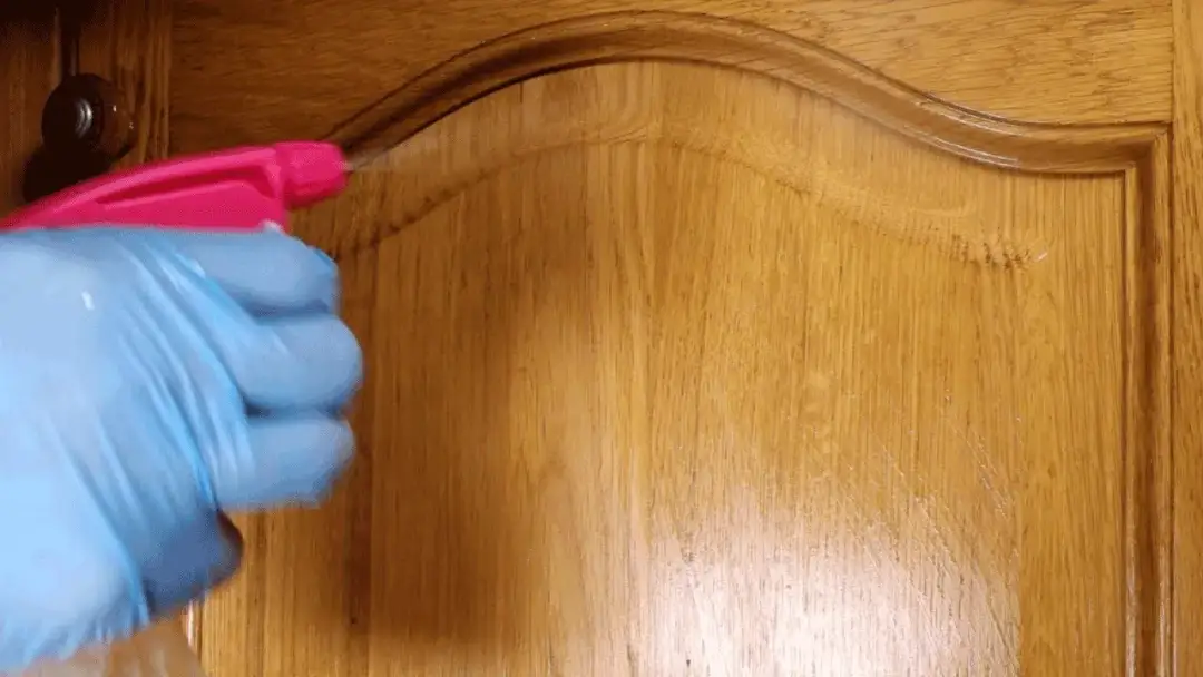 Jak skutecznie wyczyścić fronty szafek kuchennych - 8 sprawdzonych metod