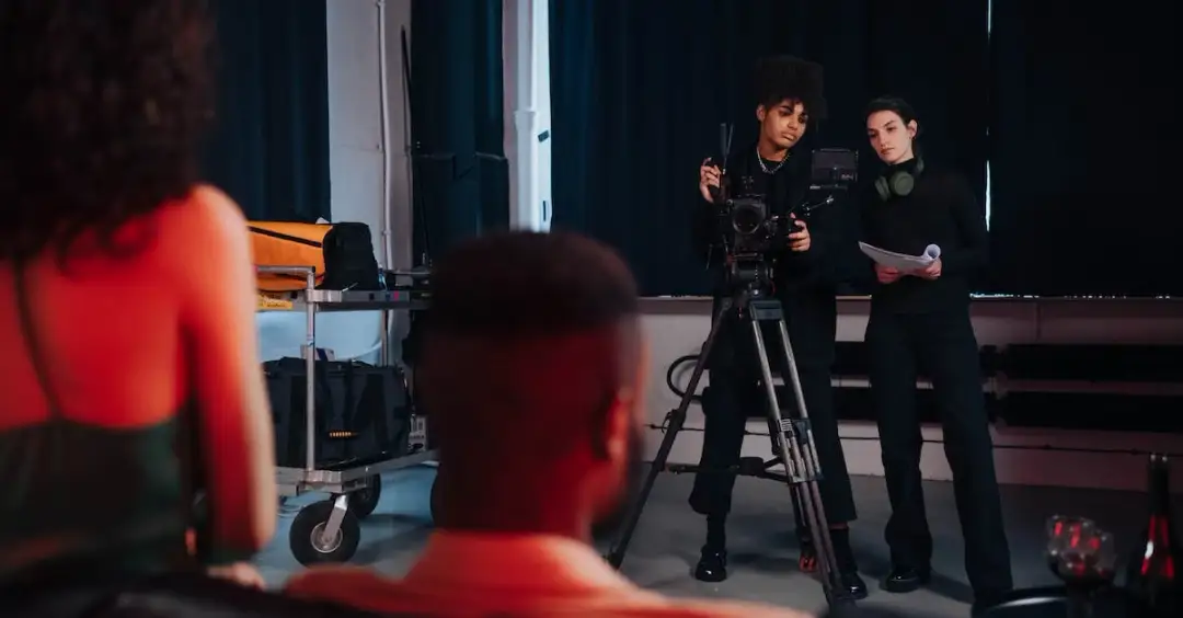 Kulisy planu Bridgertonów: urocze wideo z wpadkami z serialu