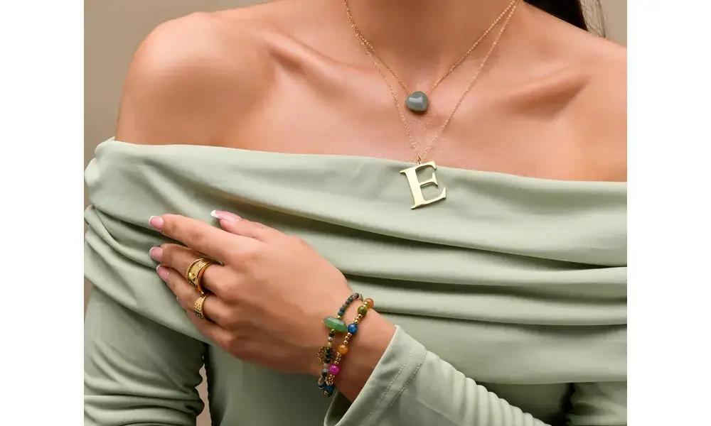 Jaka biżuteria do sukienki bez dekoltu? 5 wskazówek stylisty