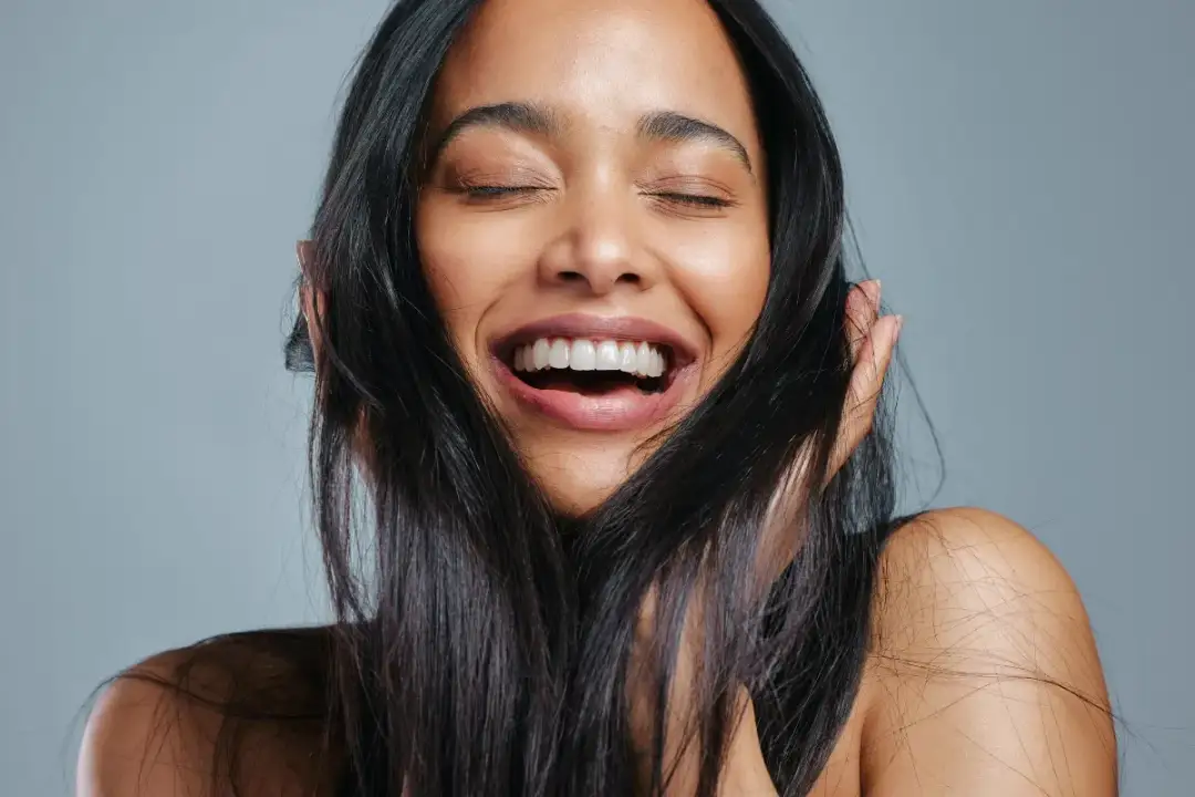 Proste włosy bez prostownicy: Skuteczne metody i domowe sposoby