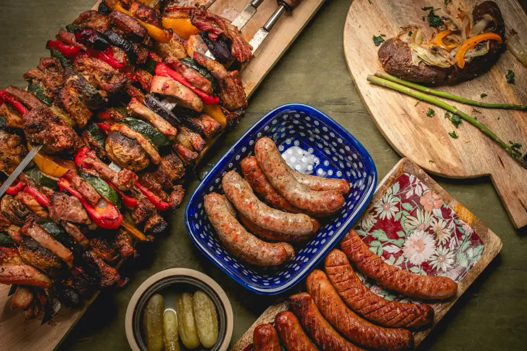 Kiełbasa z ogniska: Jakie drewno da najlepszy smak?