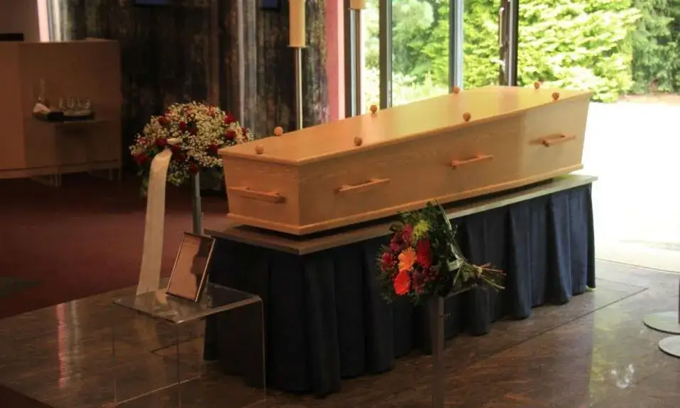 Czy kremacja jest w ubraniu? Co warto wiedzieć o odzieży dla zmarłych