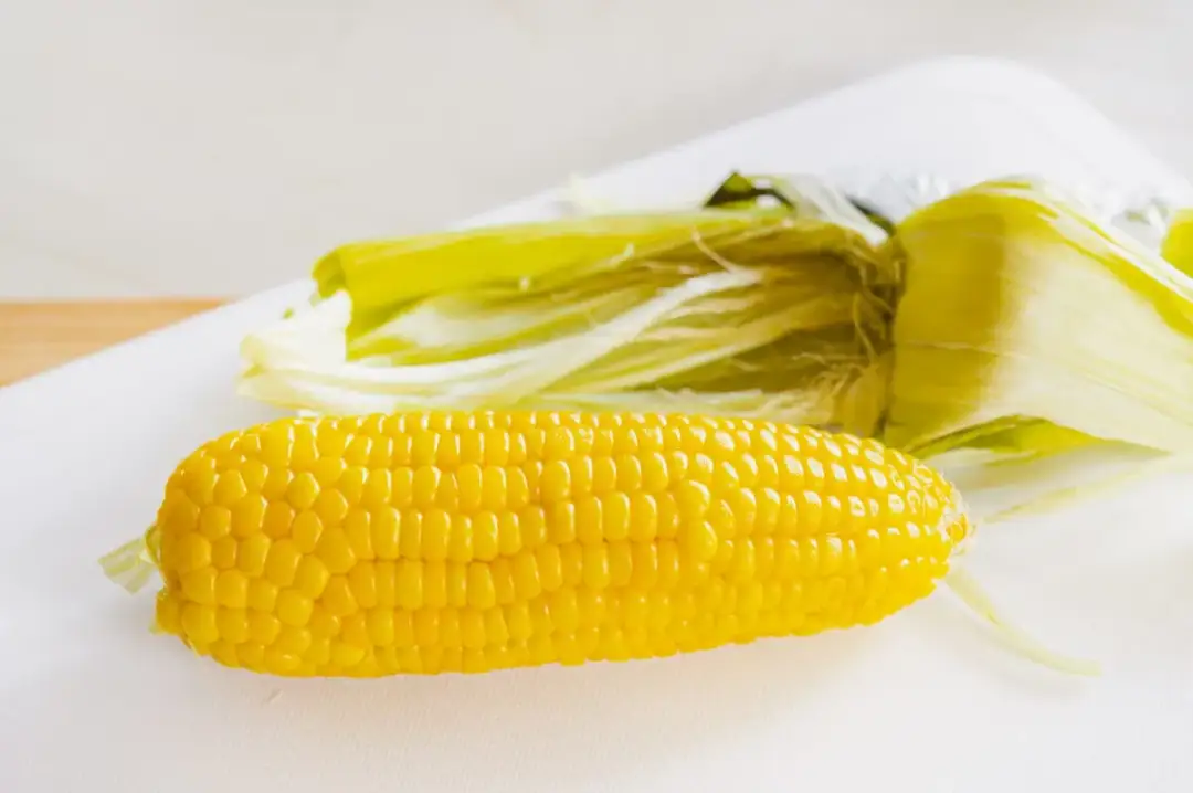 Szybka kukurydza z mikrofalówki: Prosty sposób na pyszne danie w 5 minut