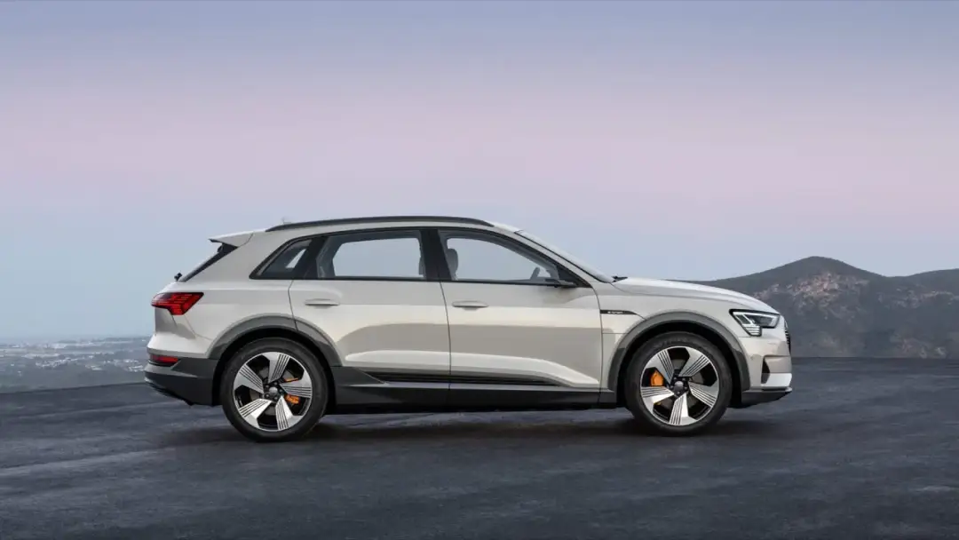 Audi E-Tron 55 – Specyfikacja, opinie i osiągi elektrycznego SUV-a
