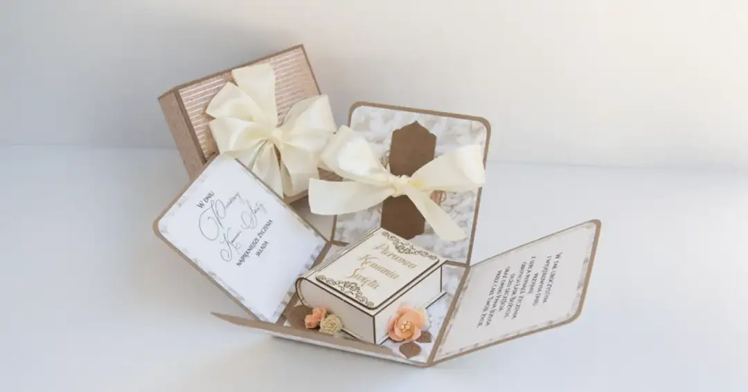 Eleganckie pudełko-niespodzianka z życzeniami i ozdobnym elementem w kształcie książeczki "Pierwsza Komunia Święta". Idealny pomysł, co dać na chrzest jako chrzestna.