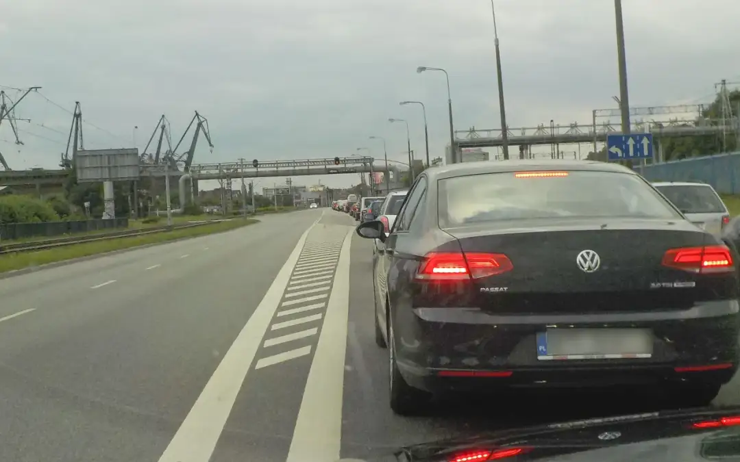 Strona kierowcy to lewa czy prawa? Odkryj, co musisz wiedzieć