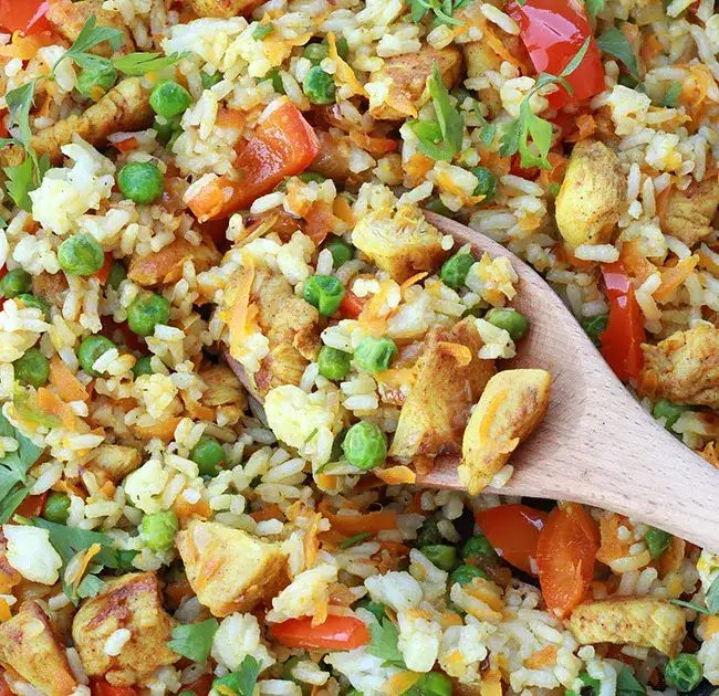 Zdrowy ryż z kurczakiem - przepis na smaczny i szybki obiad