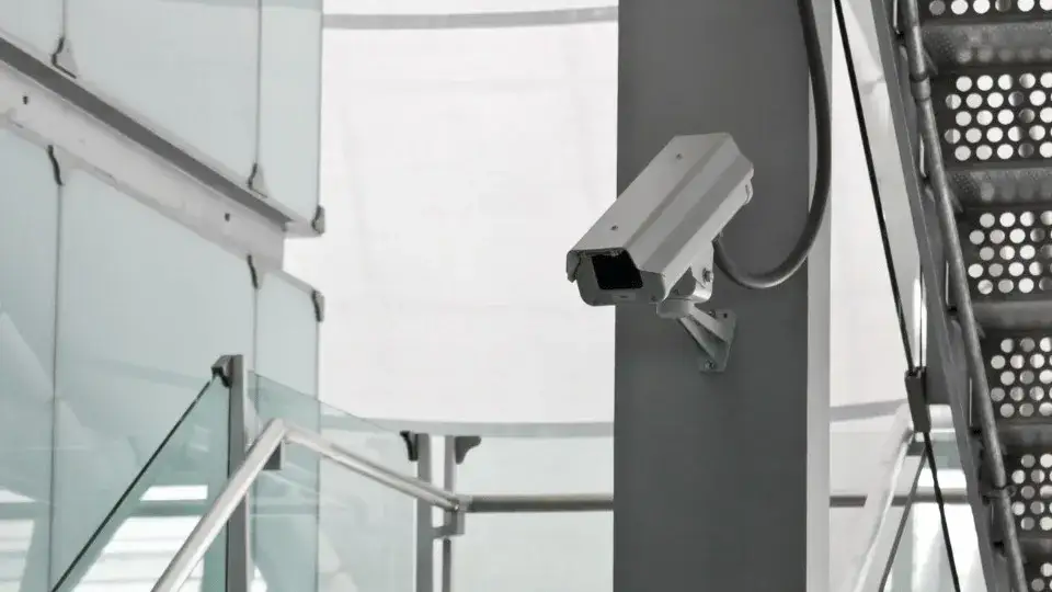 Czy można zamontować kamerę na budynku? Sprawdź ważne zasady i przepisy