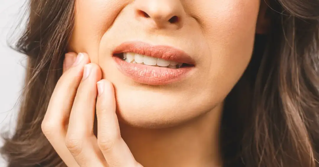 Bolące dziąsła? Poznaj przyczyny i szybko znajdź ulgę!