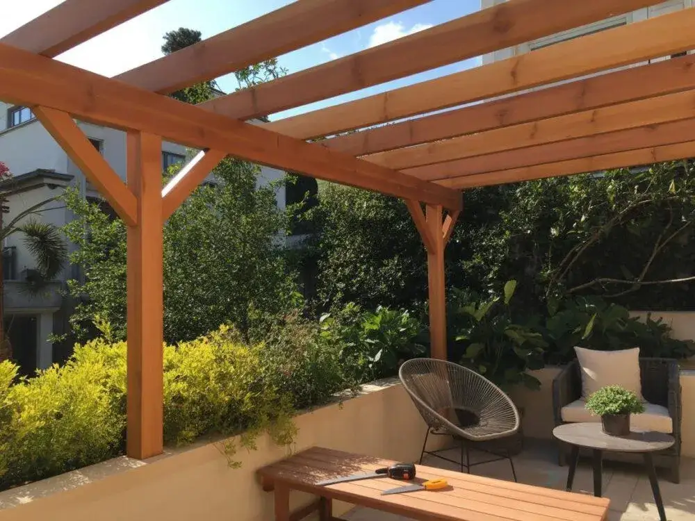 Jak zrobić zadaszenie tarasu na działce: materiały i etapy budowy