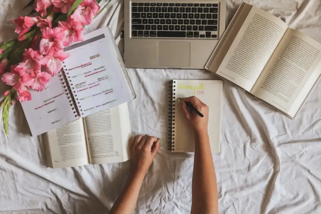 Jak zapisywać cytaty w pracy: metody, które ułatwią pisanie