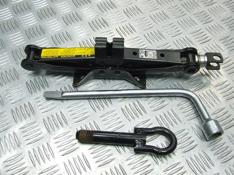 Gdzie dokładnie znajduje się lewarek w Toyocie Yaris II? Sprawdź teraz!