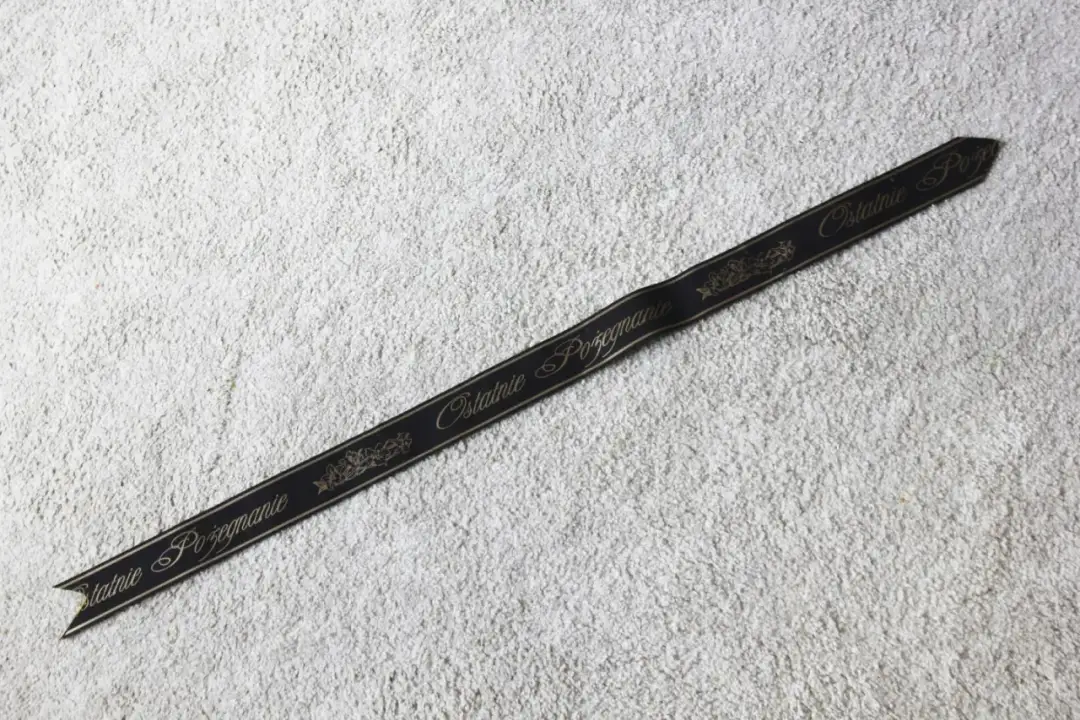 Czarna wstążka pogrzebowa: Napisy, symbolika i godne pożegnanie