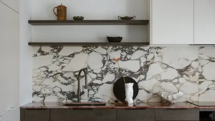 Wykończenie ściany w kuchni: 10+ inspiracji i praktycznych porad