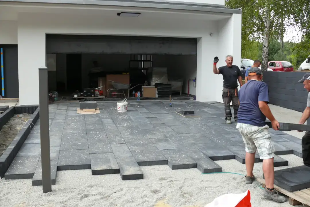 Co zamiast kostki brukowej na podjazd? Tanie i trwałe alternatywy