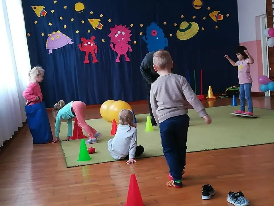 Gimnastyka korekcyjna w przedszkolu: klucz do zdrowej postawy dziecka