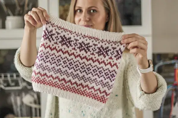 Jak zrobić komin na drutach na okrągło – proste techniki dla każdego