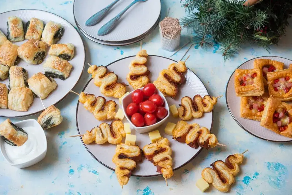 Proste i smaczne przekąski na imprezę, które zachwycą gości