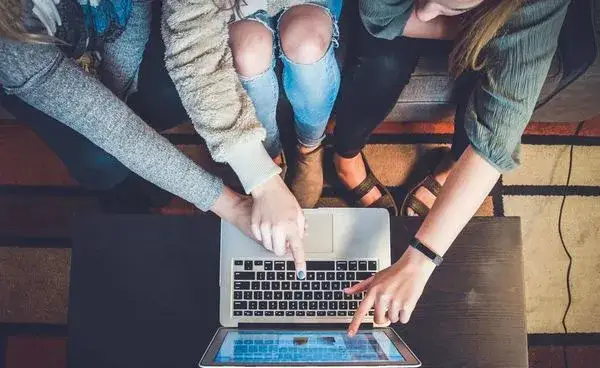 Netykieta w tekstach kultury: jak zasady wpływają na komunikację online