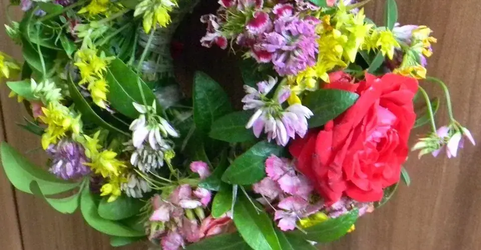 Kiedy święci się wianki w kościele? Poznaj daty i tradycje