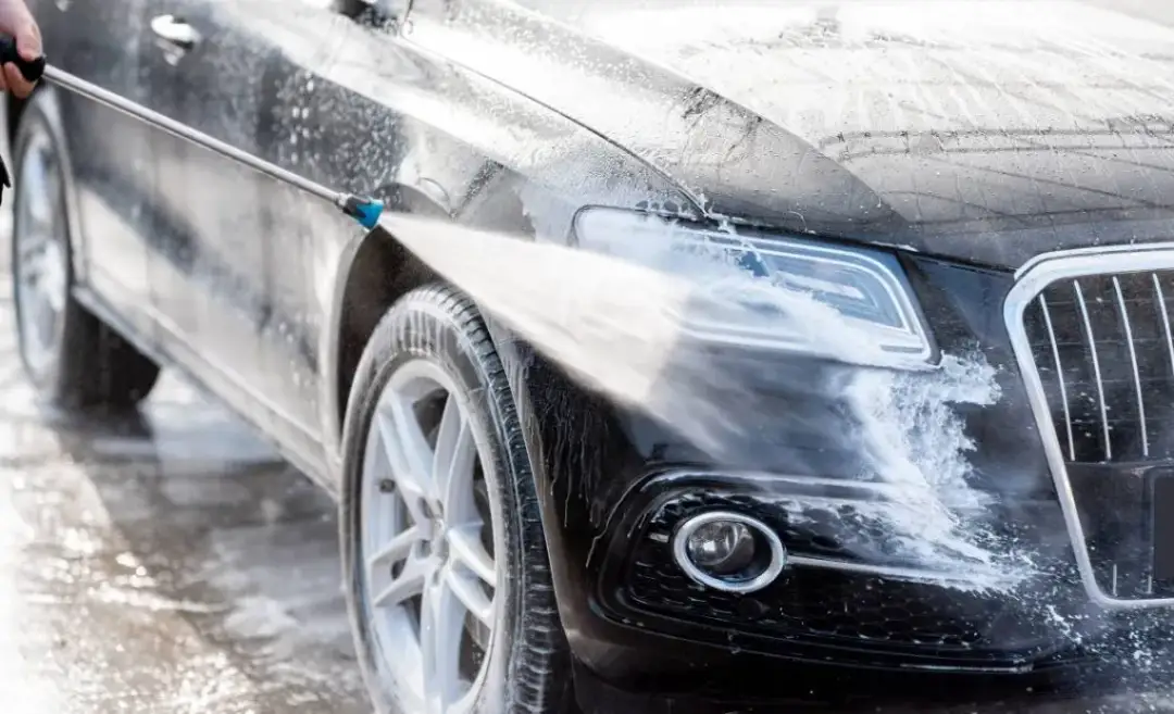 Jak myć samochód? Lśniący lakier bez rys i zacieków! Poradnik.