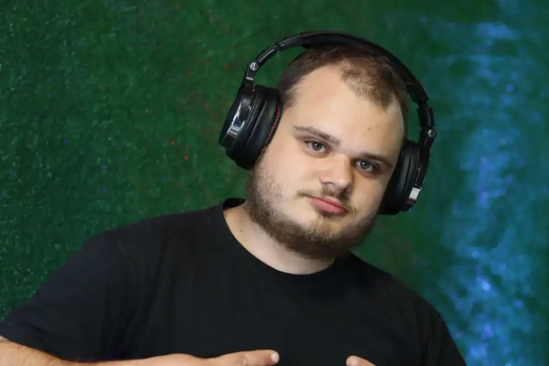 DJ Akun: Ile ma lat? Prawdziwe imię i kariera od myjni!