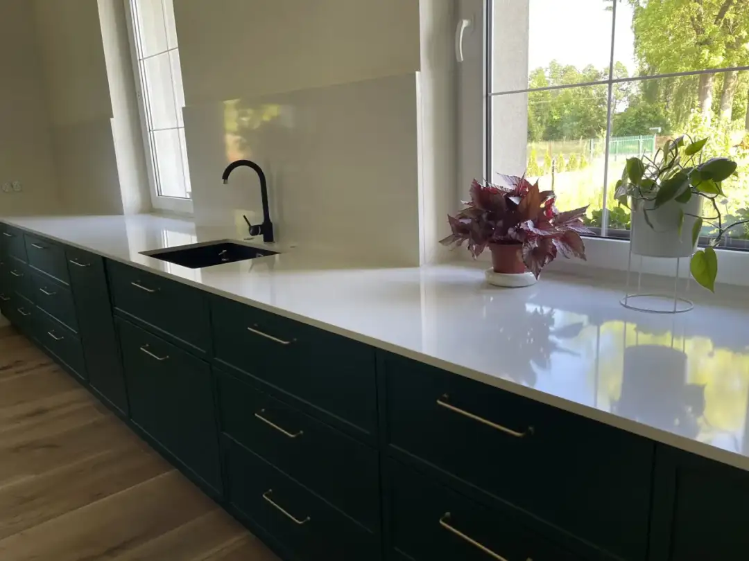 Konglomerat kwarcowy Silestone - trwałość, zastosowania i ceny