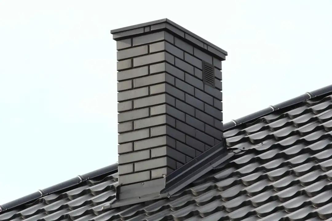 Obróbka komina: Jak wykonać ją szczelnie i tanio? Poradnik