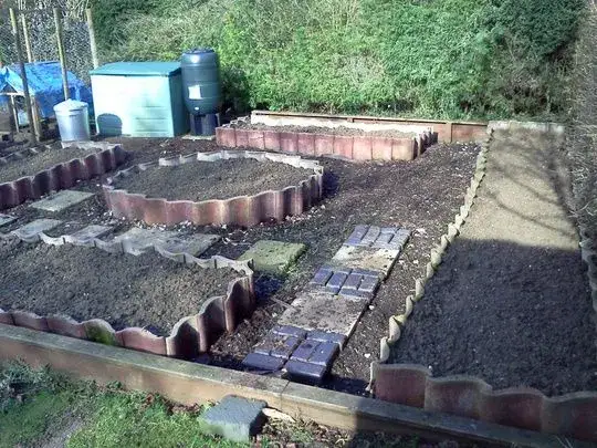 Jak wykorzystać stare dachówki w ogrodzie – 5 kreatywnych pomysłów