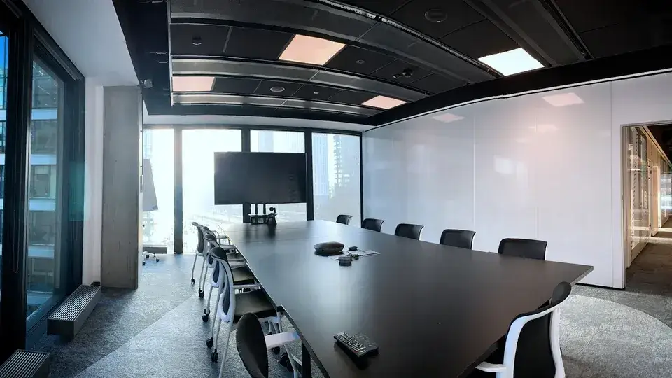 Wynajem sali konferencyjnej jaki VAT? Sprawdź stawkę 23% i uniknij błędów