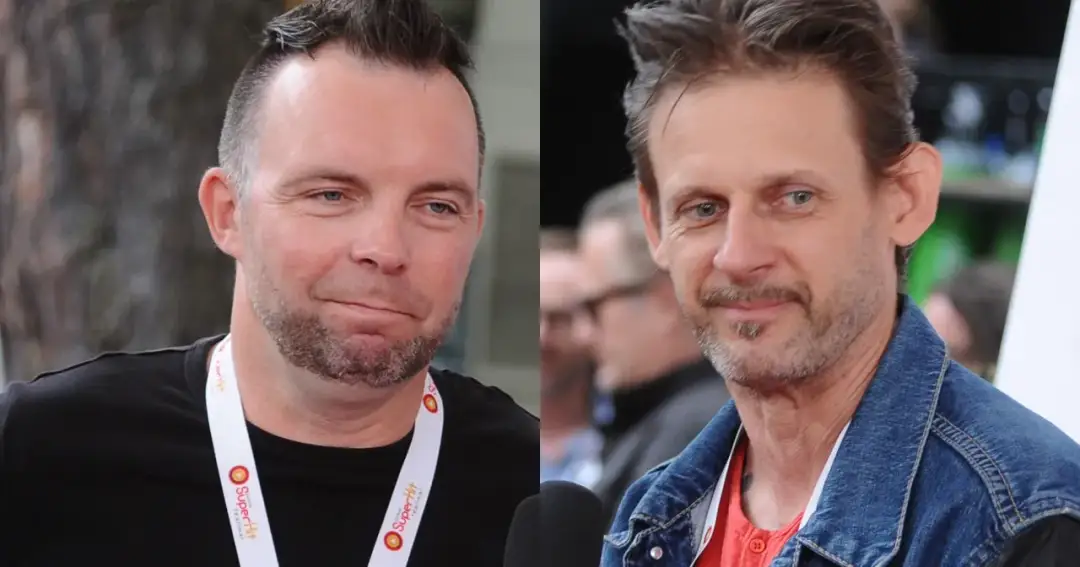 Dwóch mężczyzn, czy kabaret Ani Mru Mru to bracia? Jeden w czarnej koszulce, drugi w dżinsowej kurtce.