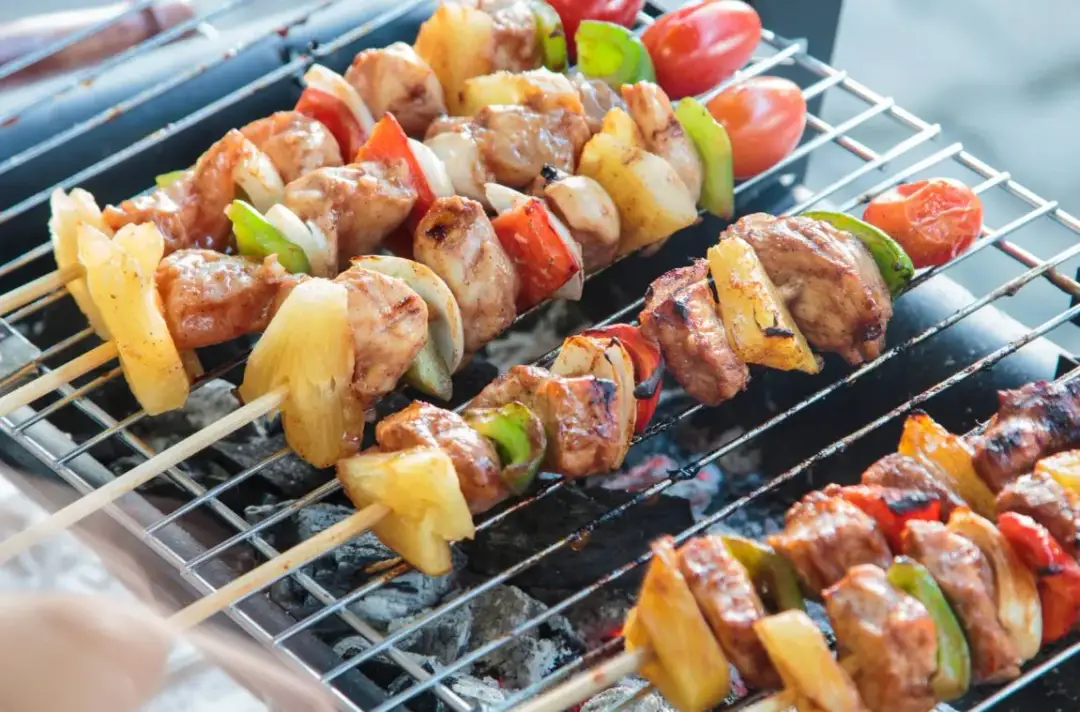 Szaszłyki na grilla: Sekrety soczystości i smaku poradnik Michała