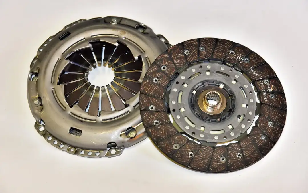 Zepsute sprzęgło? Nie ignoruj tych objawów! Szybka diagnoza.