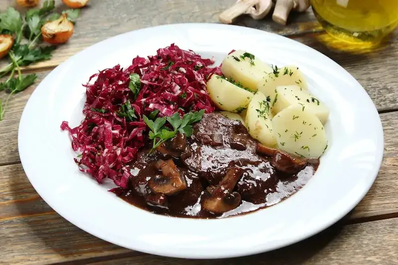 Najlepsze kawałki wołowiny na pyszne, miękkie bitki. Sekret idealnego duszenia