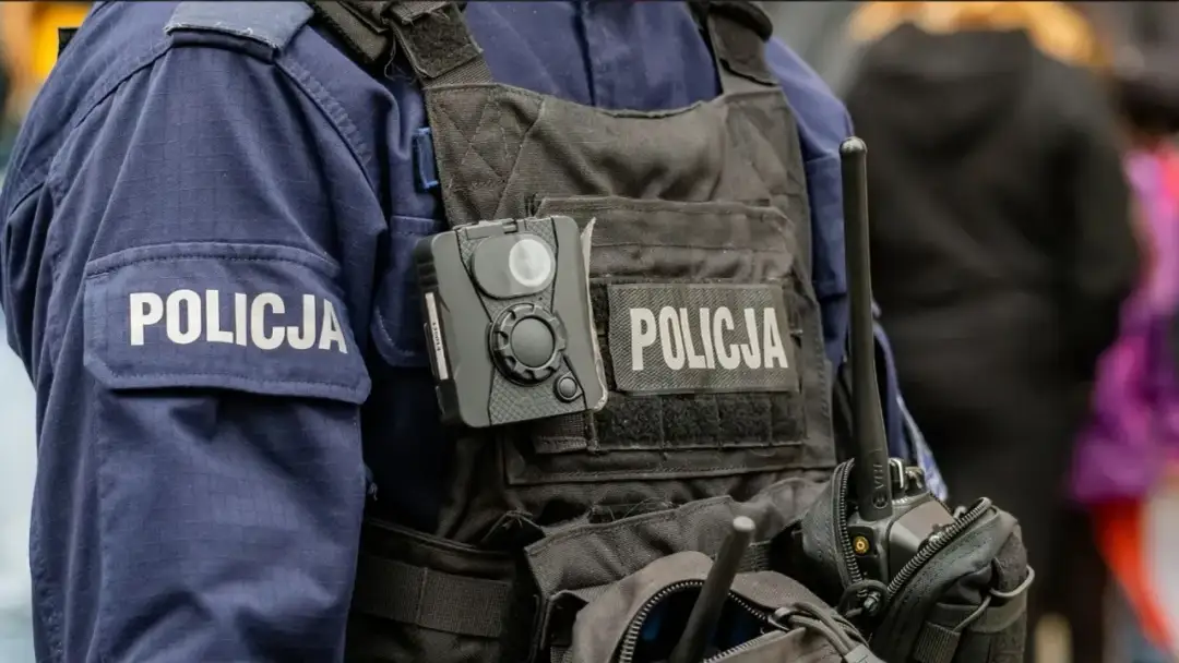 Policjant w kamizelce taktycznej z kamerą nasobną i radiotelefonem. Zastanawiasz się, ile zarabia ochroniarz netto?