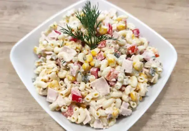 Jaka szynka do sałatki? Idealne połączenia i wybór dla smakoszy